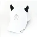 Dettaglio del cappello bianco con corna da diavolo nere e pendenti a forma di stella - L (56-60cm) / Bianco (Semicerchio Pentagramma)