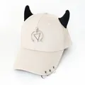 Dettaglio del cappellino hip-hop beige con corna nere e anelli metallici stile punk - L (56-60cm) / Beige (Semicerchio Triangolo)