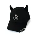 Dettaglio del cappellino nero con corna da diavolo e pendenti a stella punk - L (56-60cm) / Nero (Semicerchio Pentagramma)