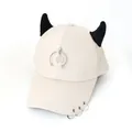 Dettaglio del cappello punk beige con corna da diavolo nere e accenti in metallo argento - L (56-60cm) / Beige (Semicerchio Pentagramma)