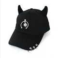 Dettaglio cappellino in cotone nero con corna da diavolo 3D e anello a ferro di cavallo silver - L (56-60cm) / Nero (Semicerchio Sorriso)