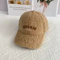 Detail der DREAM 3D-Stickerei auf warmer Lammwoll-Baseballkappe für Herbst Winter - Erwachsenengröße (Verstellbar) / Khaki