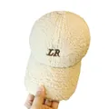 Textura detallada de la gorra de lana de cordero beige con bordado LR marrón oscuro - Talla Adulto (Ajustable) / Bordado "LR" / Blanco Roto