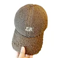 Detailansicht der braunen Lammwoll-Basecap mit weißer LR-Stickerei und weichem Fleece - Erwachsenengröße (Verstellbar) / "LR" Stickerei / Kaffeebraun