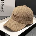 Dettaglio ricamo TRENDY su cappellino in pile teddy marrone chiaro con finitura morbida - Adulto, Regolabile / Cachi