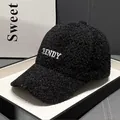 Dettaglio del berretto da baseball in pile nero con ricamo TRENDY e consistenza felpata - Adulto, Regolabile / Nero