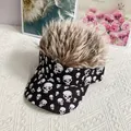 Detalle de visera hip-hop con estampado de calaveras y peluca sintética marrón desgreñada - Talla Adulto (Ajustable) / Marrón