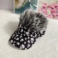 Vista superior de visera divertida con pelo sintético gris y estampado de calaveras - Talla Adulto (Ajustable) / Gris