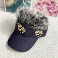 Detalle de gorra de béisbol de mezclilla azul con peluca gris y parches de corazón - Talla Adulto (Ajustable) / Pelo Sintético Gris