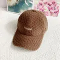 Nahaufnahme der braunen Teddy-Fleece-Kappe mit weißer missed-Stickerei auf weißem Stoff - Erwachsenengröße (Verstellbar) / Kaffeebraun