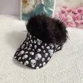 Detalle de la visera negra con estampados de calaveras y peluca sintética negra integrada - Talla Adulto (Ajustable) / Negro