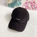Detailaufnahme der missed-Stickerei auf der schwarzen Fleece-Baseballkappe - Erwachsenengröße (Verstellbar) / Schwarz