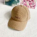 Detailansicht der Stickerei auf der warmen camelfarbenen Fleece-Baseballkappe für Damen - Erwachsenengröße (Verstellbar) / Khaki