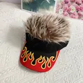 Détail de la broderie de flamme rouge et perruque synthétique sur la casquette de baseball - Réglable / Casquette Noire Cheveux Café