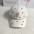 Dettaglio del cappello bianco con orso di strass, perla a cuore e trama jacquard - Adulto, Regolabile / Bianco