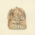 Detail van de honkbalpet met verenvetdruk en zilveren sterren en metalen studs - Volwassen Maat (Verstelbaar) / Veerblad Print Met Studs Stijl / Khaki
