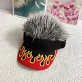 Détail d'une casquette avec motifs de flammes et faux cheveux gris synthétiques - Réglable / Casquette Noire Cheveux Gris
