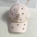 Dettaglio del ricamo floreale e dell'orso in strass su un berretto da baseball rosa - Adulto, Regolabile / Rosa