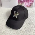Detailansicht des glitzernden Strass-Schmetterlings auf schwarzer Baseballkappe - Erwachsenengröße (Verstellbar) / Schwarz