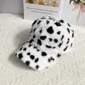 Dettaglio del cappello da baseball con stampa mucca in morbido peluche invernale - Taglia Adulto (Regolabile) / Bianco