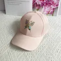 Detailansicht einer rosa Baseballkappe mit dekorativem Strass-Schmetterling auf der Front - Erwachsenengröße (Verstellbar) / Hellrosa