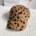 Dettaglio del cappello da baseball in ecopelliccia leopardata con morbida trama felpata - Taglia Adulto (Regolabile) / Marrone