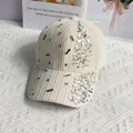 Detail der cremefarbenen Cord-Basecap mit Samtstruktur und glitzernden Silber-Strasssteinen - Erwachsene Einstellbar / Gebrochenes Weiß