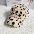 Dettaglio del cappellino da baseball leopardato in peluche con consistenza soffice - Taglia Adulto (Regolabile) / Beige