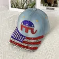 Dettaglio del logo elefante in strass e motivo bandiera USA su berretto di jeans - Taglia Adulto (Regolabile) / Blu Chiaro (2# Denim)