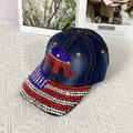 Dettaglio del cappellino in denim con elefante di cristallo e motivo bandiera USA in strass - Taglia Adulto (Regolabile) / Blu Scuro (5# Denim)