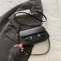 Bolso bandolera minimalista de cuero PU negro con hebillas doradas y correa de cadena - Negro