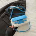 Bolso bandolera en contraste azul y blanco con hebillas metálicas y correa de cadena - Azul