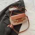 Bolso bandolera en contraste beige y marrón con cadena de resina y hebillas doradas - Marrón