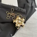Goldene Handtasche in Blütenform mit einer großen Perle und feiner Schlangenkette - Gold