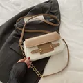 Bolso bandolera beige y caqui con cadena dorada y elegantes hebillas decorativas - Caqui