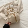 Beigefarbene gewebte Beuteltasche mit Perlen-Kordelzug und goldener Ketten-Schultergurt - Gebrochenes Weiß