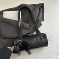 Borsa a cilindro in pelle nera con grande fiocco e doppia cerniera su tessuto bianco - Nero