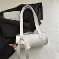 Elegante borsa bianca a baguette con ciondoli a fiocco largo e dettagli argentati - Bianco