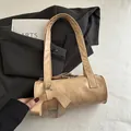 Borsa a baguette cilindrica beige con texture in pelle e fiocco laterale per donna - Cachi