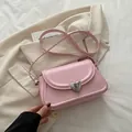 Petit sac à bandoulière carré rose élégant avec boucle en cœur argenté pour femmes - Rose