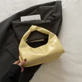 Borsa a mano dumpling giallo chiaro con manico annodato e finitura in vernice lucida - Giallo