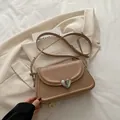 Khaki Umhängetasche mit strukturierter silberner Herzschnalle und glattem Kunstleder-Finish - Khaki