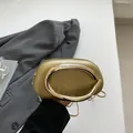 Borsa a catena kaki con grande manico in metallo dorato e silhouette ovale in pelle opaca - Oro