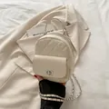 Mini gewatteerde rugzak in beige imitatieleer met elegante kettingriem en zilveren slot - Wit