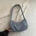 Borsa a spalla blu a mezzaluna con trama in twill e toppa con logo abbinato - Blu
