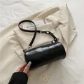 Glänzende schwarze zylindrische Umhängetasche mit dicker Kette und weißer Aufschrift - Schwarz