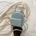 Mini lichtblauwe gewatteerde rugzak met zilveren ketting en metalen draaisluiting dames - Blauw