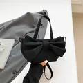 Elegante borsa a mano in nylon nero con un grande fiocco per un look minimalista - Nero