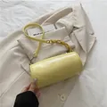 Gelbe zylindrische Umhängetasche mit Kunststoffkette und modischem Logo-Schriftzug - Gelb
