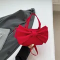 Borsa a mano in nylon rosso vivace con fiocco grande e tracolla sottile - Rosso